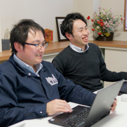 20～50代の幅広い年齢層が活躍中です。先輩はみんな優しいので、不安なことは何でも聞いてください。