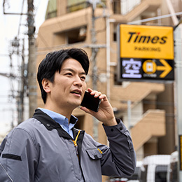 会社支給のスマートフォンで実績入力作業をスムーズに行えます。