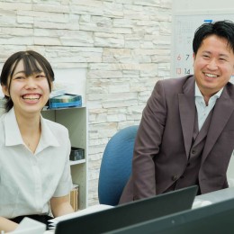 自店舗だけでなく、他店舗の社員とも電話で気軽に相談するなど、情報共有がスピーディーです。