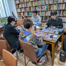 社員が定期的に集まってカードゲームで遊んでいます。