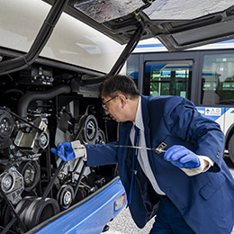 運転や車が好きな方大歓迎！バスの運転はもちろん、機械に触れられるおもしろさもあります。