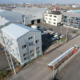 本社と工場の外観。右下のトラックに積まれた製品から、手がける製品のスケール感を想像してみてください。