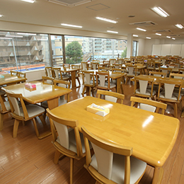 社内の食堂は1食385円で利用できて、美味しいお昼ご飯を食べられます◎