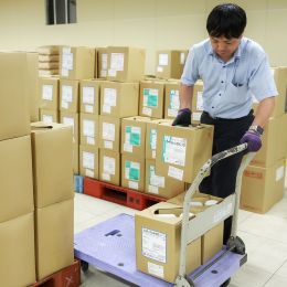 これは業務用の洗濯洗剤。重い商品の安全な持ち方も先輩がレクチャーします。