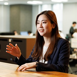 お客様の多彩なサービスや商材を扱うからこそ、幅広い営業スキルやコンサル力を身につけられる環境です！