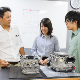最先端の技術を学びながら、未来の車を創っていくことにおもしろさを感じます。