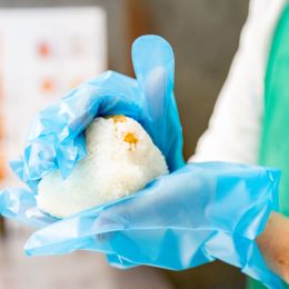 愛情を込め、一つひとつ丁寧におにぎりを握っていきます。