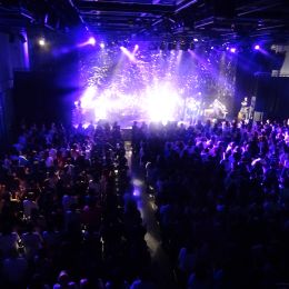 イベントによっていろんな表情に変化する会場づくりを楽しんでください。
