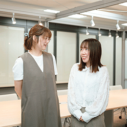 同じ事務でも実務は各自。そんな中でも、誰かが忙しそうだったらフォローする風土があります。