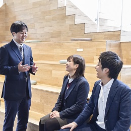 社内の風通しが良いのも当社の自慢！部署間の壁や、堅苦しい上下関係などはありません♪