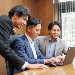 丁寧な研修と、充実のサポートで、他業界から転職した先輩たちも、今では一線で活躍しています。