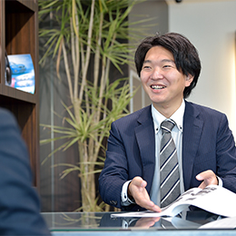 個人のお客様だけでなく、自動車関連企業や中小企業など、多くのお客様のお役に立てる仕事です。