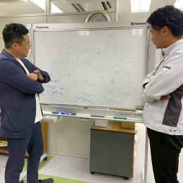 お客様の課題解決に最も良い方法を社内でディスカッションするなど、相談し合う環境です。