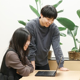 入社後は3カ月～4カ月を目安に「プログラミングとは」といった初歩的な内容から丁寧に研修をします。