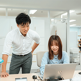 「先にこれやったら営業が動きやすいかな？」など、効率的に業務を進められるよう考えています。