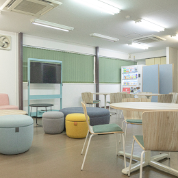 スタッフが作業の合間に利用する休憩スペースは、リニューアルされて快適な憩いの場となっています♪