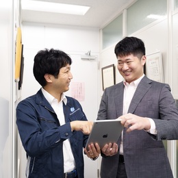 現場へは必ず2名以上で伺います。経験や知識不足をカバーしてくれる先輩がいるから、未経験でも安心♪