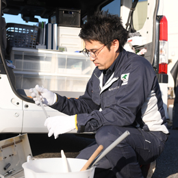 水は大切なライフライン。丁寧に水質検査を行ない、暮らしの安全を保ちます。
