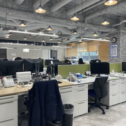 キレイで広々とした社内。仕事に集中できる雰囲気です。