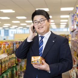 現場のお客様の声をヒントにした商品アイデアは、上長チェック後、社長承認を経て形になりました！