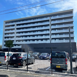 発電所から約700ｍの場所にある独身寮。真新しい建物で食堂などの施設も充実しており、寮費も非常にお得