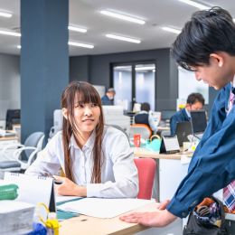 「入社歴や役職に関係なく、何でも相談できる雰囲気なので仕事がやりやすくて助かってます！笑」