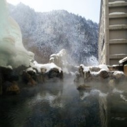 冬の大露天風呂、宇旅璃（うたり）。日本各地や、海外からも多くのお客さまが訪れます。