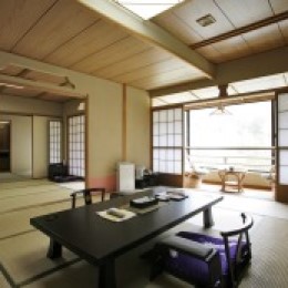 和室・和洋室・洋室のほか、季節をテーマにした特別室も。全242室、エリア最大級の規模を誇ります。