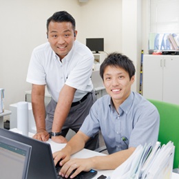社内ではプライベートな話も盛ん★一部のメンバーでキャンプに行くこともあります！