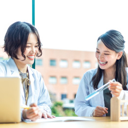 先輩社員がしっかりとあなたをサポートします。分からないことがあれば遠慮なく聞いてくださいね。