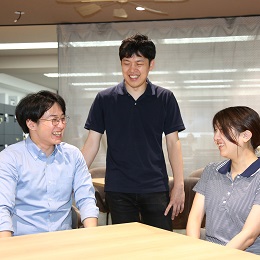 入社後は、2名の先輩があなたの成長をサポートします。