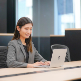 20代～30代の若手が活躍！32歳で部長昇格や育休取得後に店長へキャリアアップした例もあります。