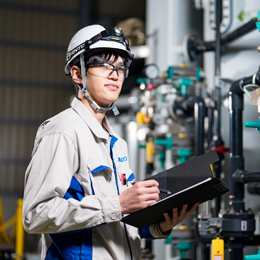 発電所はさまざまな設備の塊のようなもの。その設備が常に順調に働くよう点検や修繕対応を行います。