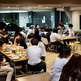 月に2回懇親会を開催。多くの社員が参加し、プロジェクトやトレンド技術などについて情報交換しています。