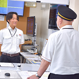 営業所で情報交換。チームワークを大事に仕事をしています。