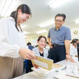 設計職など社内の技術職とも相談しつつ家づくりを進めていきます。
