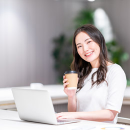 リモート＆服装自由、残業は月平均5時間以内！あなたのペースで働けます！憧れの働き方を実現！