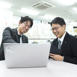 後輩の営業総合職を育てるのも、所長の大切な役目の1つ。研修でゼロから手法を学んでいきましょう。