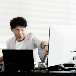 普段はなかなか見ることができない社長のデスクワークシーン。真面目な一面もしっかりあります。