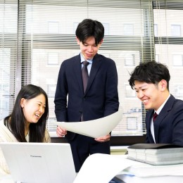 年齢や役職に関係なく、フラットな職場。気さくで優しい先輩が多いので、安心して飛び込んできてください！