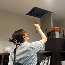 お客様宅に訪問し約2時間かけて隅々まで点検。目視とiPhoneの撮影で丁寧にチェックしていきます。