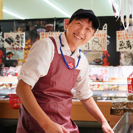 精肉・鮮魚・青果・惣菜・食品・店舗管理の6部門で募集中。店舗・部門ごとに個性が光る売場です。