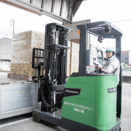 基本的にフォークリフトで商品を運搬。手積み・手降ろしはほとんどありません（物流スタッフ）