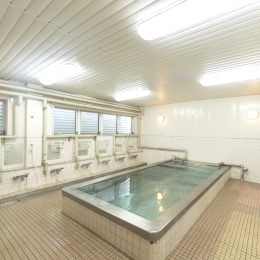 ロッカールームに風呂場が併設しているため、夏は汗を流し、冬は体を温めてから帰宅することができます！