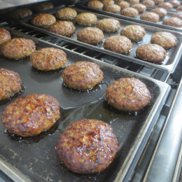 イオングループならではの安定性と働きやすさが特長の当社で、「おいしい！」を作るひとりになりませんか？