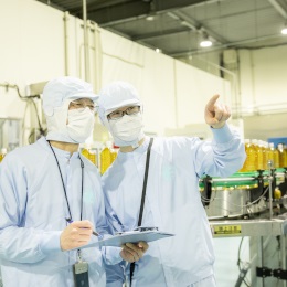 自動化が進んだ工場での勤務のため、複雑な作業はなく、入社直後から無理なく活躍できます（製造スタッフ）