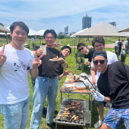 プライベートでゴルフに行ったりと、社員同士の仲の良さもいざという時のチームワークに繋がっています。