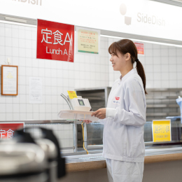 食堂にて、食事代の半額を補助。日清食品のカップ麺も食べ放題◎