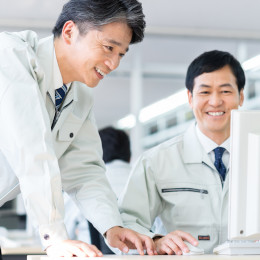 年休127日、土日祝休み、残業月15hなど、プライベートも充実させながら働ける環境です。