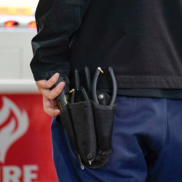 タブレットで依頼内容を確認し、工具を持って担当先へ向かいます！